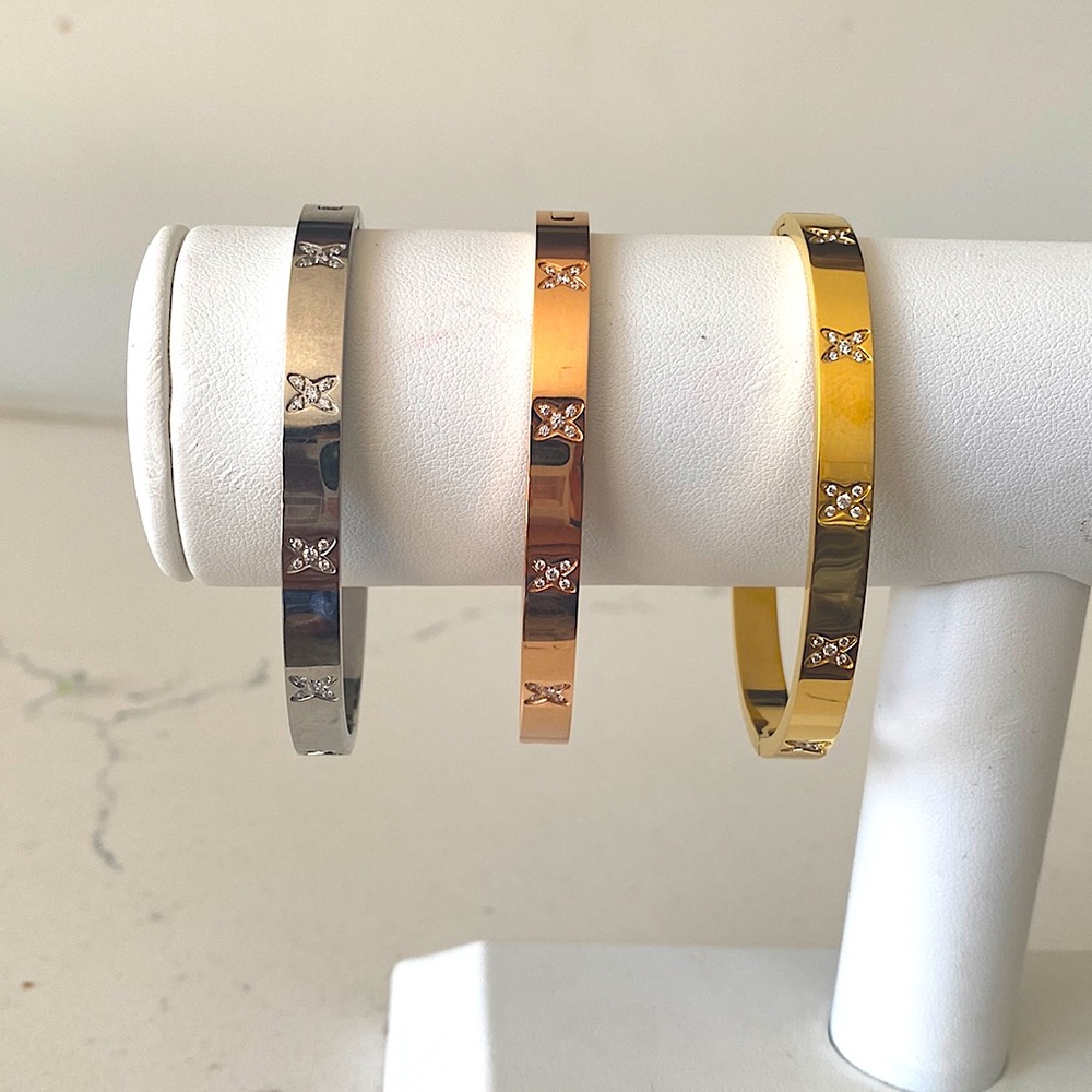 Gold filled bangle bracelet. Oval. No tarnish